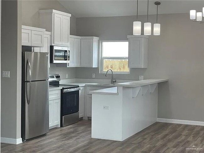 Building Photo - 605 Sparrow Rd Unit 1