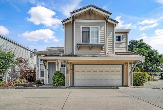 Building Photo - Beautifully updated 3-bedroom home close t...