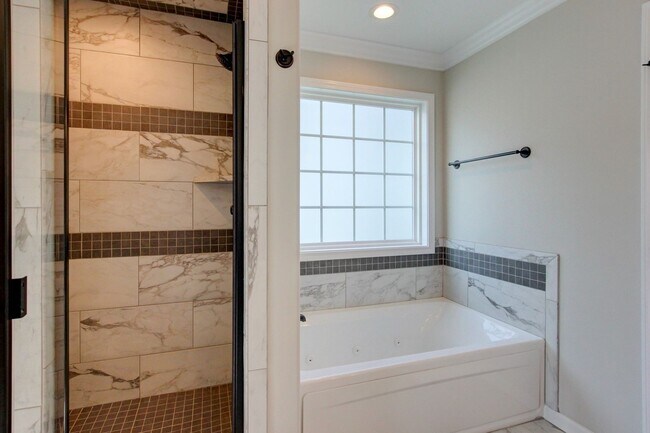 Photo - Huge 5 bed 3 ba.  Gorgeous House Near Post...