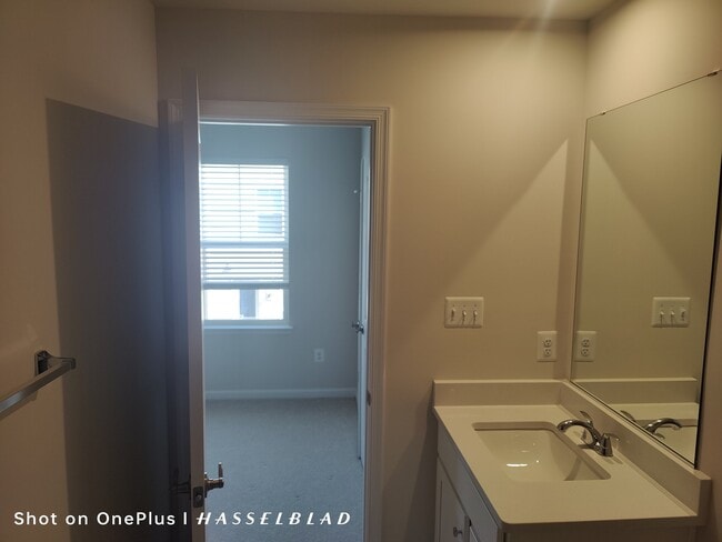 Photo - 3418 Chester Aly