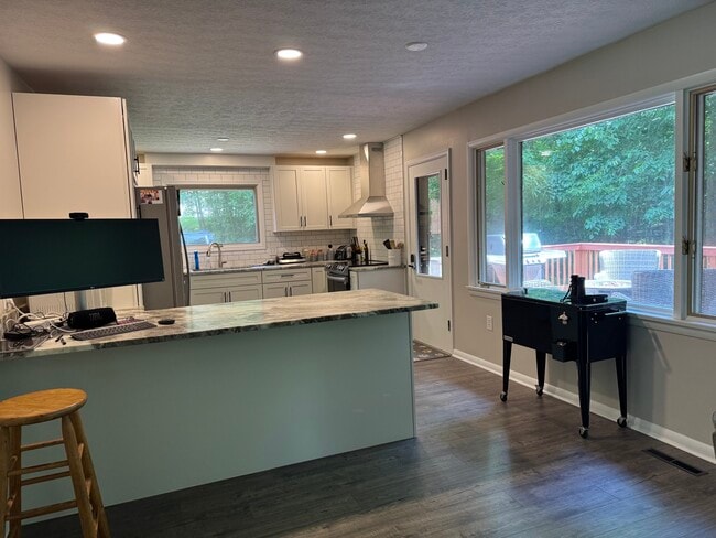 Kitchen Peninsula w/ Seating