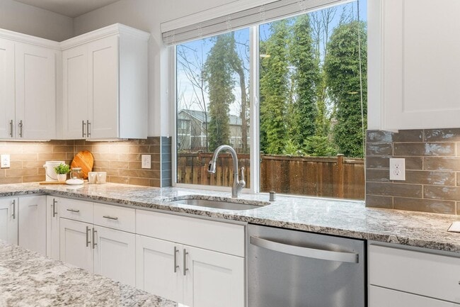 Photo - Modern Built Home in Great Neighborhood - 4 bed with den + 2.5 bath, remodeled Kitchen