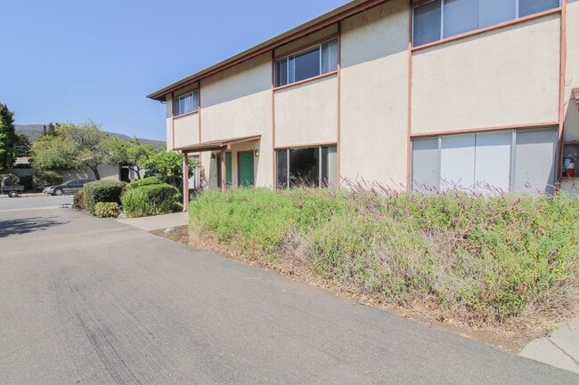 Building Photo - 2 Bedroom Townhouse Style Apartment with Private Fenced Patio Unit 1338 B