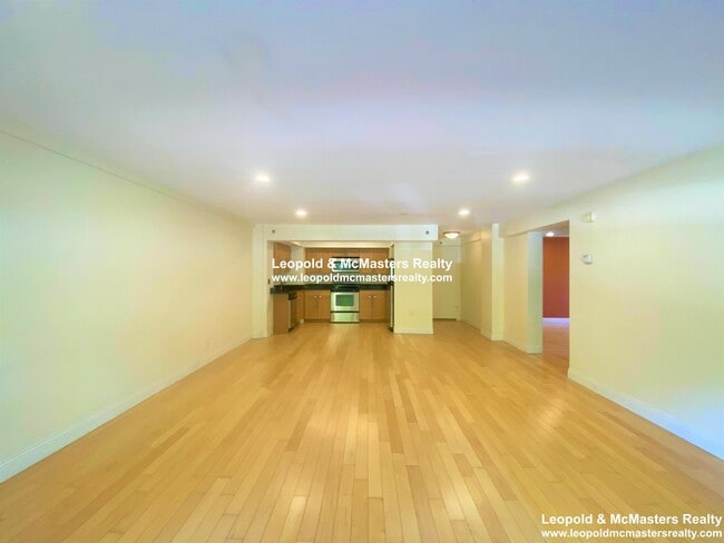 Building Photo - 1601 Beacon St Unit 411