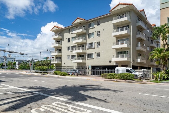 Building Photo - 2600 Collins Ave Unit 308