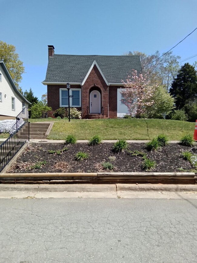 Fully Furnished Home Just Minutes From LU - Fully Furnished Home Just Minutes From LU