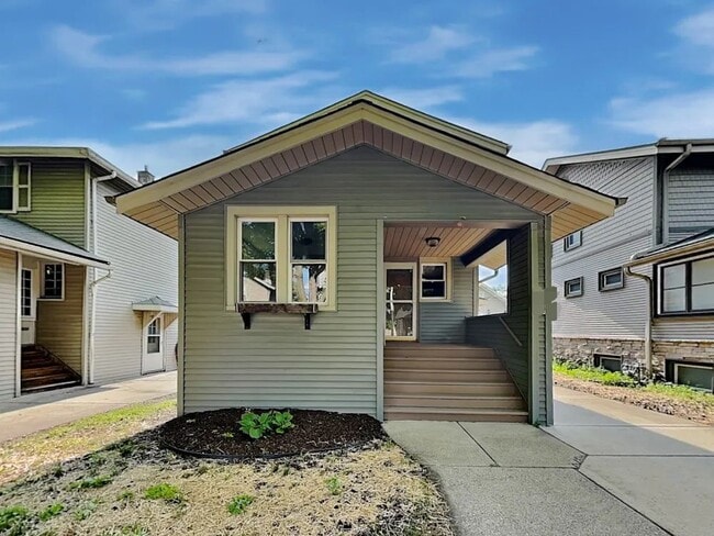 Building Photo - 860 Carpenter Ave Rental