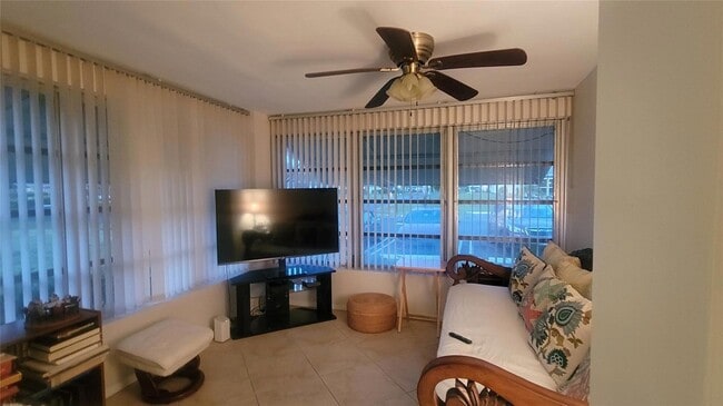 Photo - 1252 Club Dr Unidad D