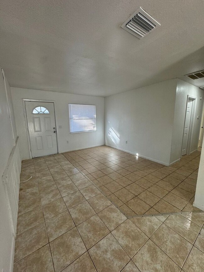 Photo - Roselle Ave Unidad 1128