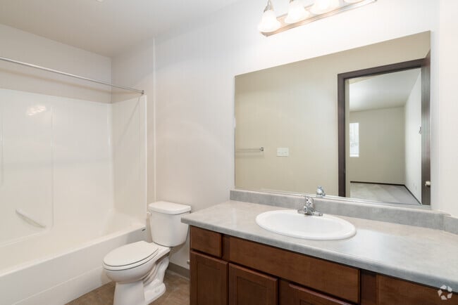 2BR, 2BA - 1089SF - Bathroom