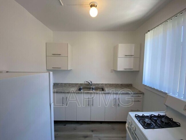 Photo - 2913 S. Flower Street Unidad A03