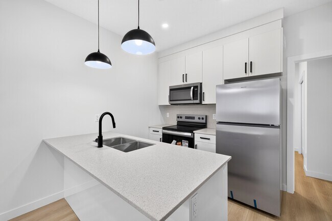 Building Photo - 11306-11123 123 St NW Unit Lower A