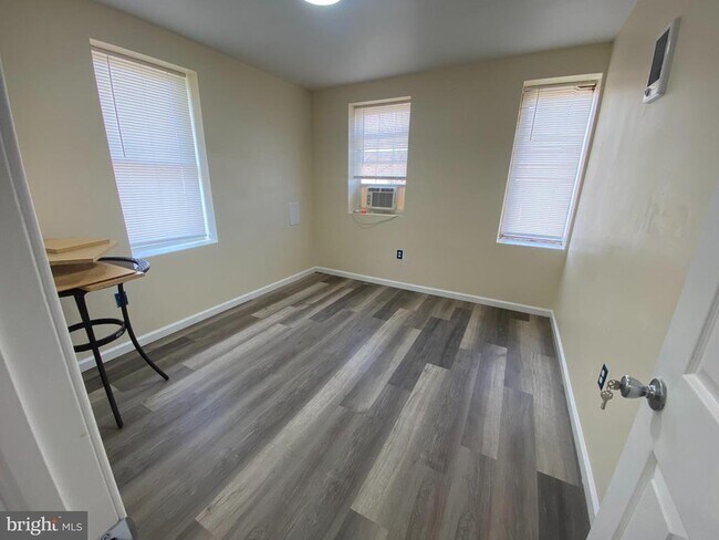 Photo - 17-REAR W 2nd St Unidad 203