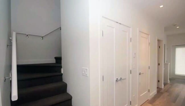 Photo - 525 2nd St E