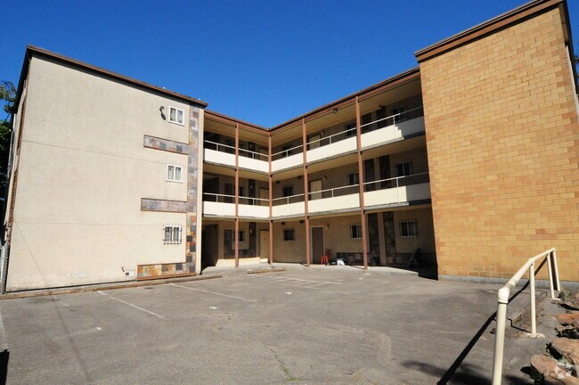 Photo - Thomas Manor Apartments