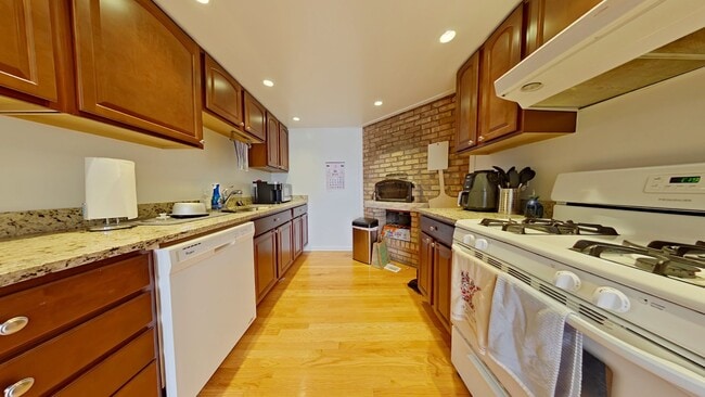 Photo - 719 W Buckingham Pl Unit 2