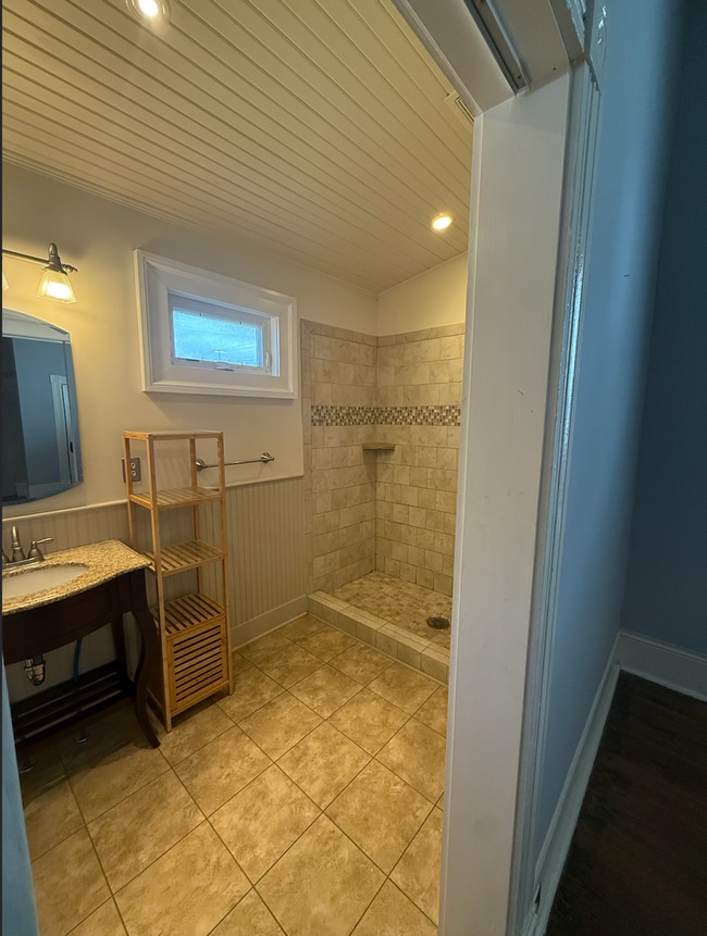 Photo - 1119 College St