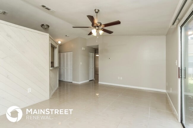 Photo - 647 Pampas St NW