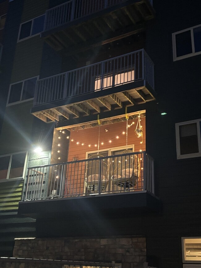 320 W Broadway