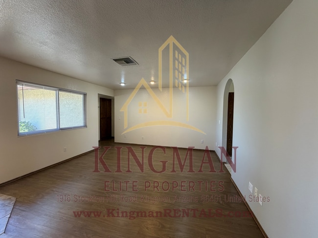 Photo - 3 Bedroom / 2 Bath Home with Courtyard Entry, Fireplace & Spacious Backyard