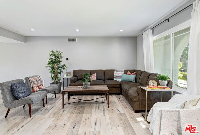 Photo - 628 Royalview St