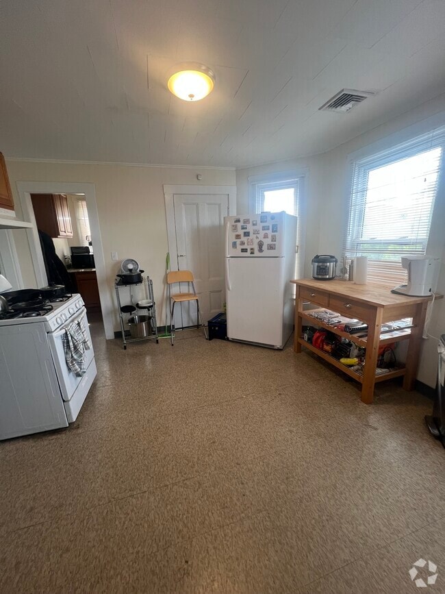 Building Photo - 10 Warren St Unit 3 Rental