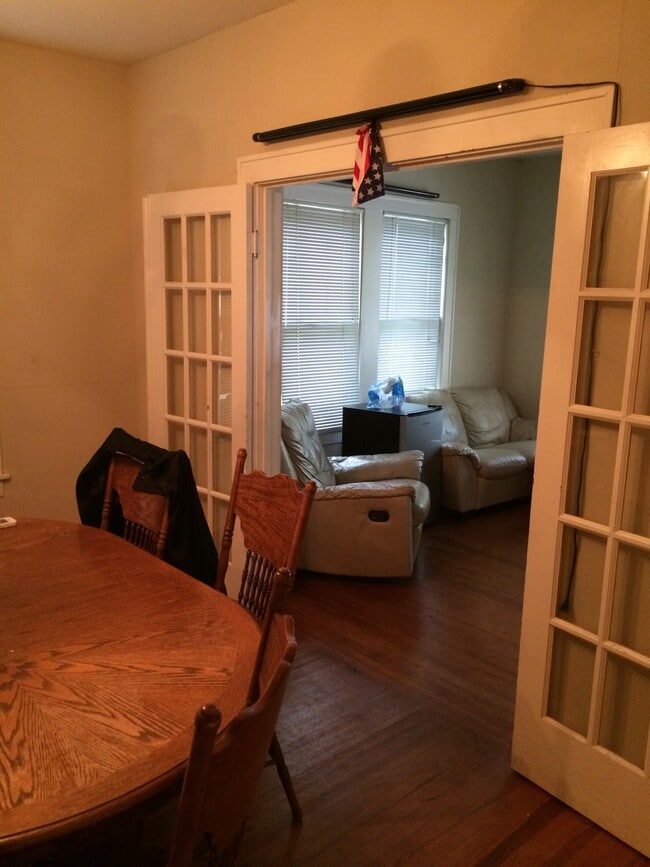 Photo - 907 E 39th St