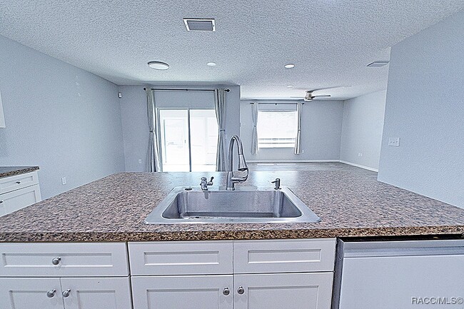 Building Photo - 320 W Runyon Loop Rental