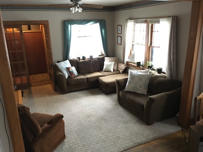 Sala de estar del piso superior - 921 8th Ave