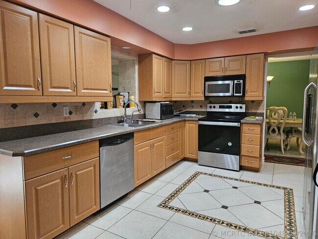 286 NE Brunson Ct