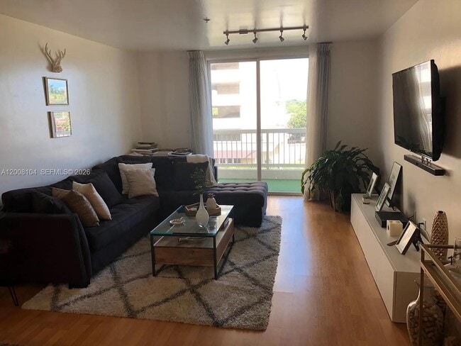 Building Photo - 2400 SW 27th Ave Unit 304
