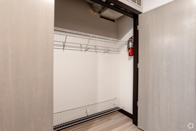 Efficiency - 582SF - Closet
