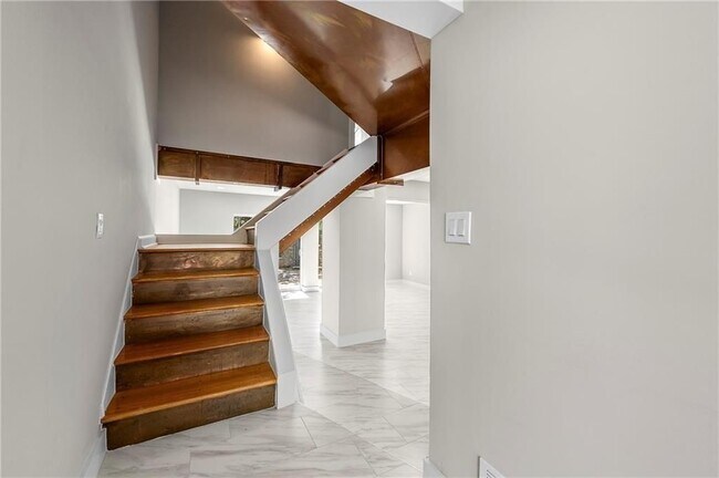 1009 Riverbend Club Dr SE