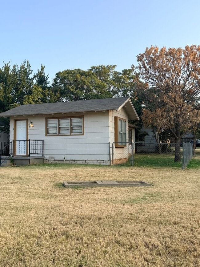 Building Photo - 1 Bedroom 1 Bath - Updated