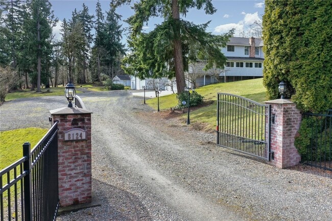 Building Photo - 8124 138th St E Unit Studio