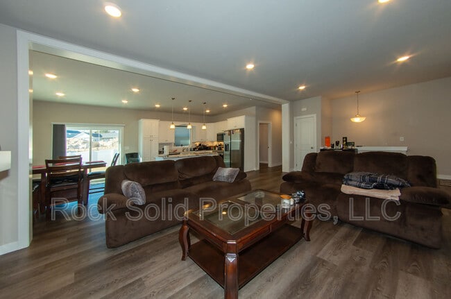 Photo - 1638 Elsie Jean Trl