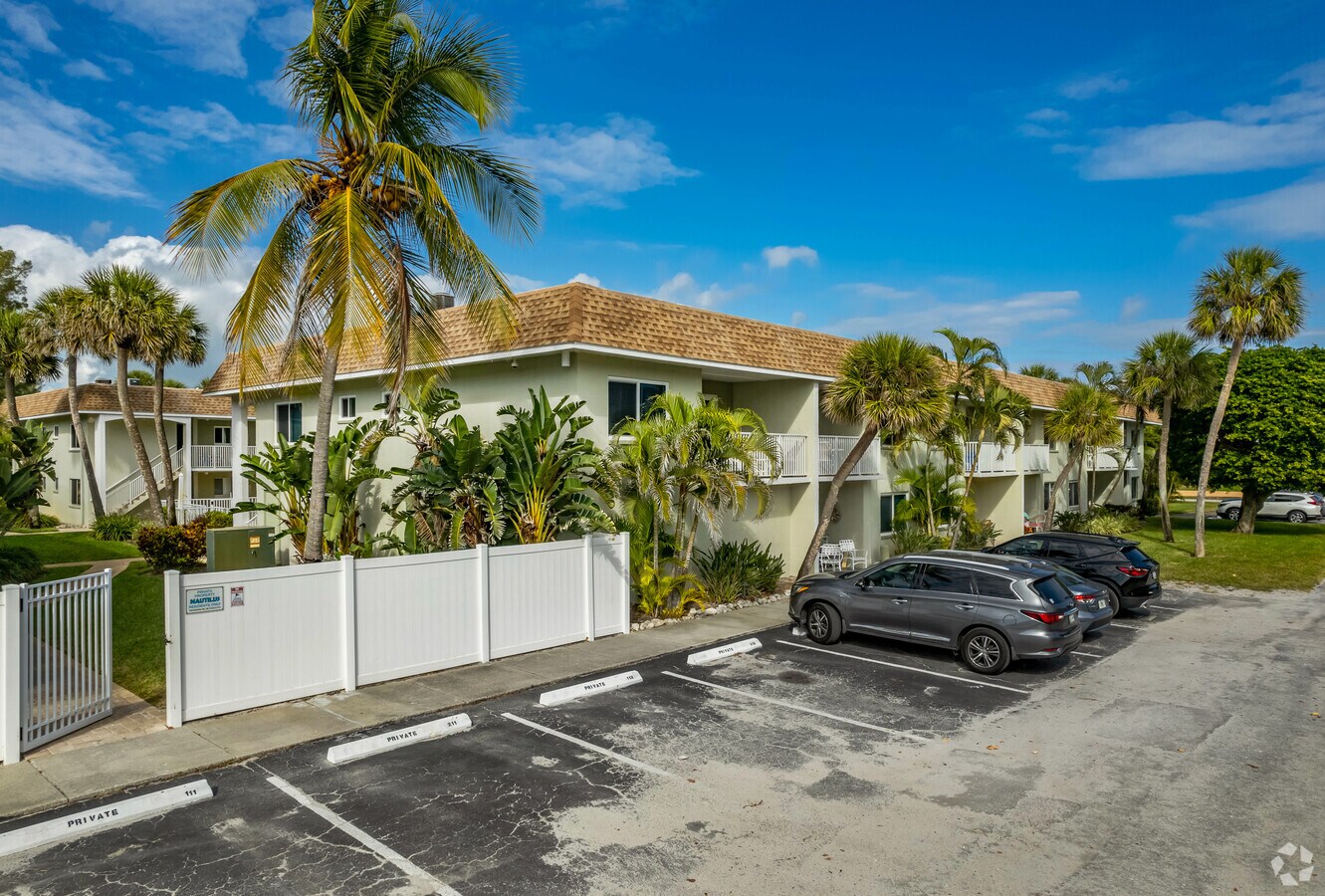 Entrada - Nautilus Condominiums