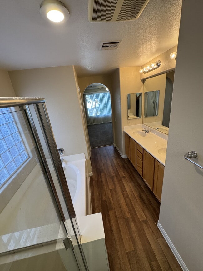 Building Photo - 4 Bed, 3 Bath with Bed down