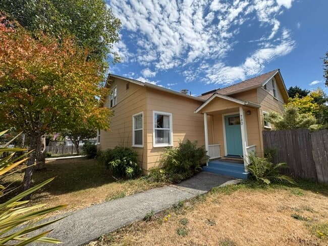 Building Photo - 3+ Bedroom, 2 Bath Gardener's Dream Home in Sunny Blue Lake