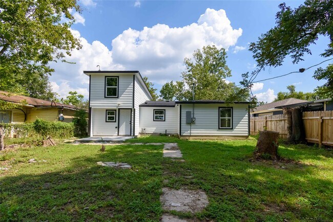 Photo - 8433 Lenore St