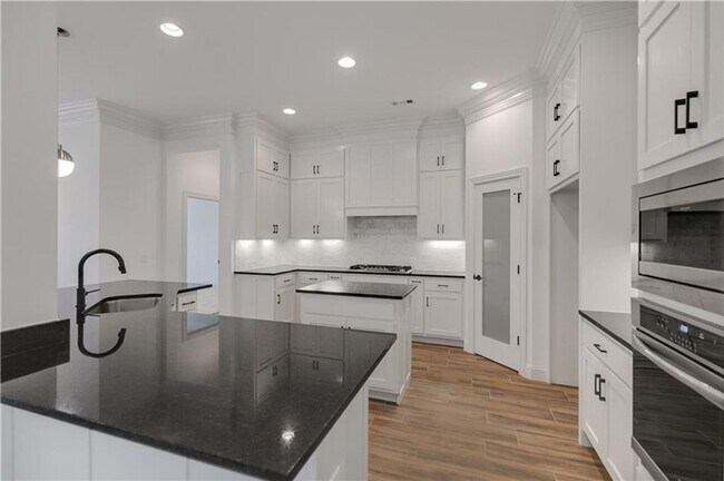 Photo - 1600 SW Montrose Ave