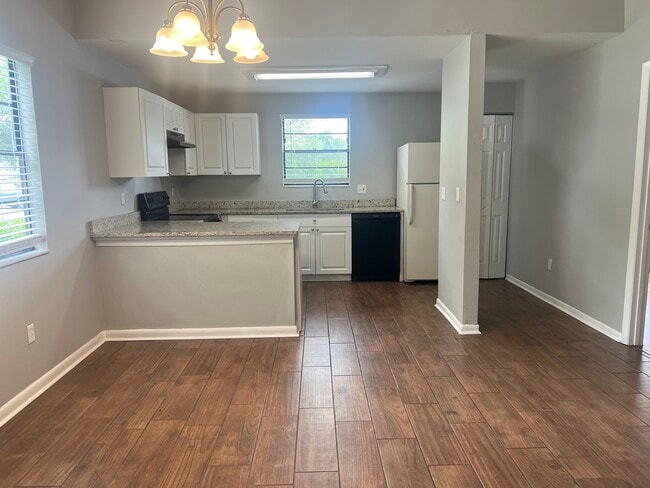 10101 Lake Oak Cir
