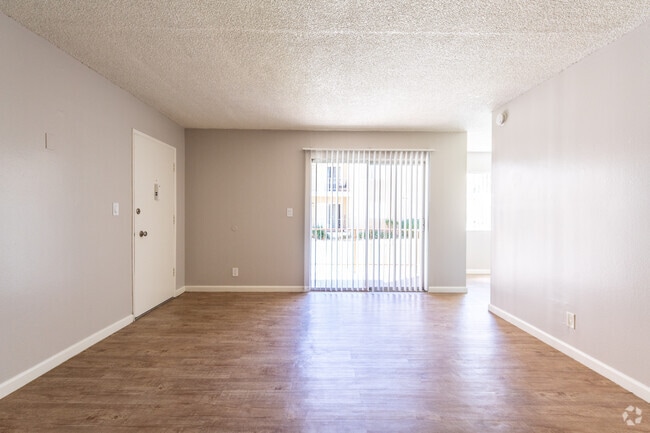 1BR, 1BA - 850 SF