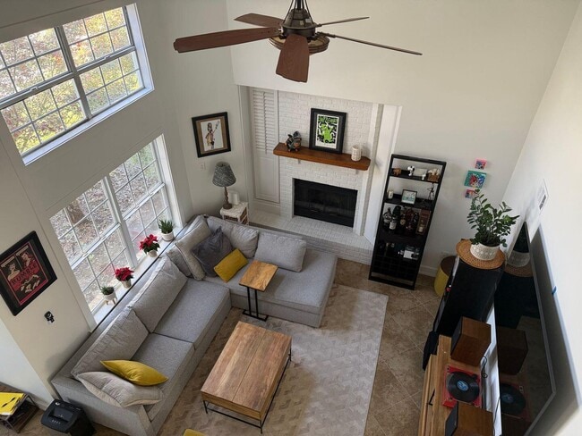 Photo - 422 Canterbury Ct NW