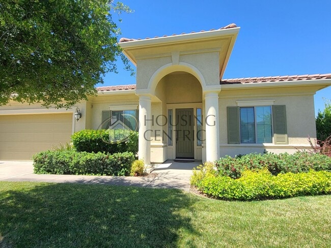 Stunning Single Story Rental in Guard Gate... - Stunning Single Story Rental in Guard Gate...