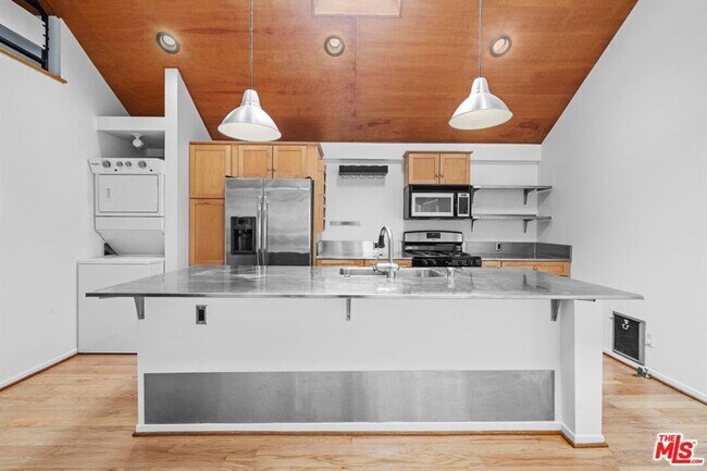 Photo - 38 20th Avenue, Los Angeles, CA 90291 - 2 ...