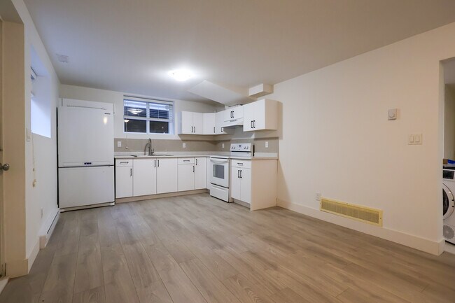 Photo - 21684-21695 95 Ave