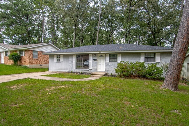 Photo - Charming 3-Bedroom Home with Large Fenced Backyard in Little Rock!