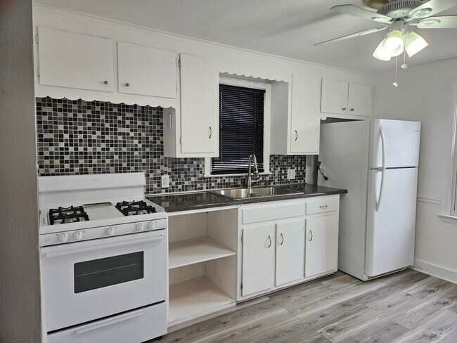 Kitchen - 100 W Woodside Ave