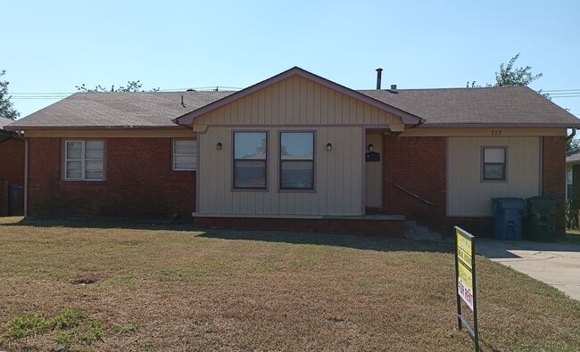 Building Photo - Clean Home